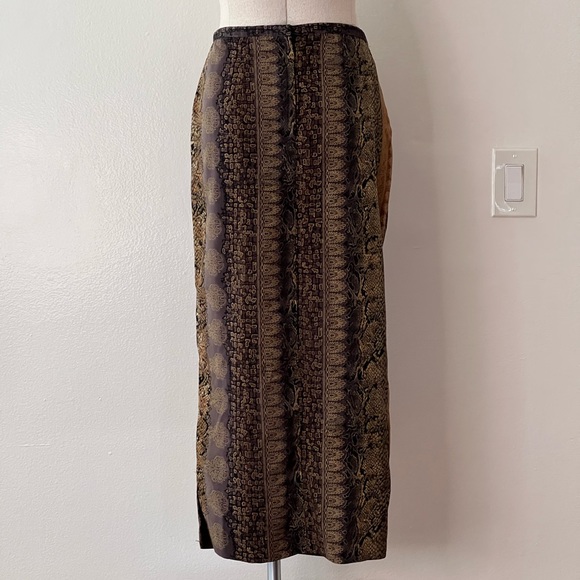 Vintage Snakeskin-Patterned Skirt with Gold Motifs. - Picture 5 of 6